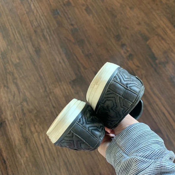 Tory Burch quilted leather slip on shoes - Picture 5 of 6